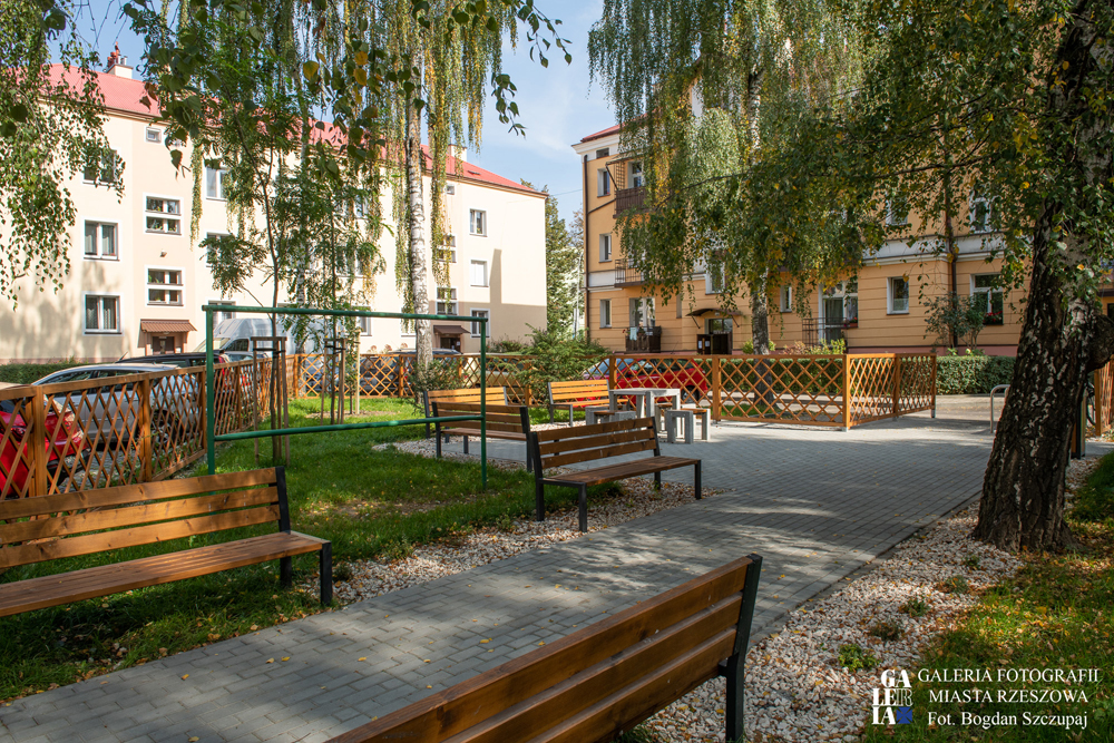 Odnowione podwórka w historycznej cześć osiedla Dąbrowskiego